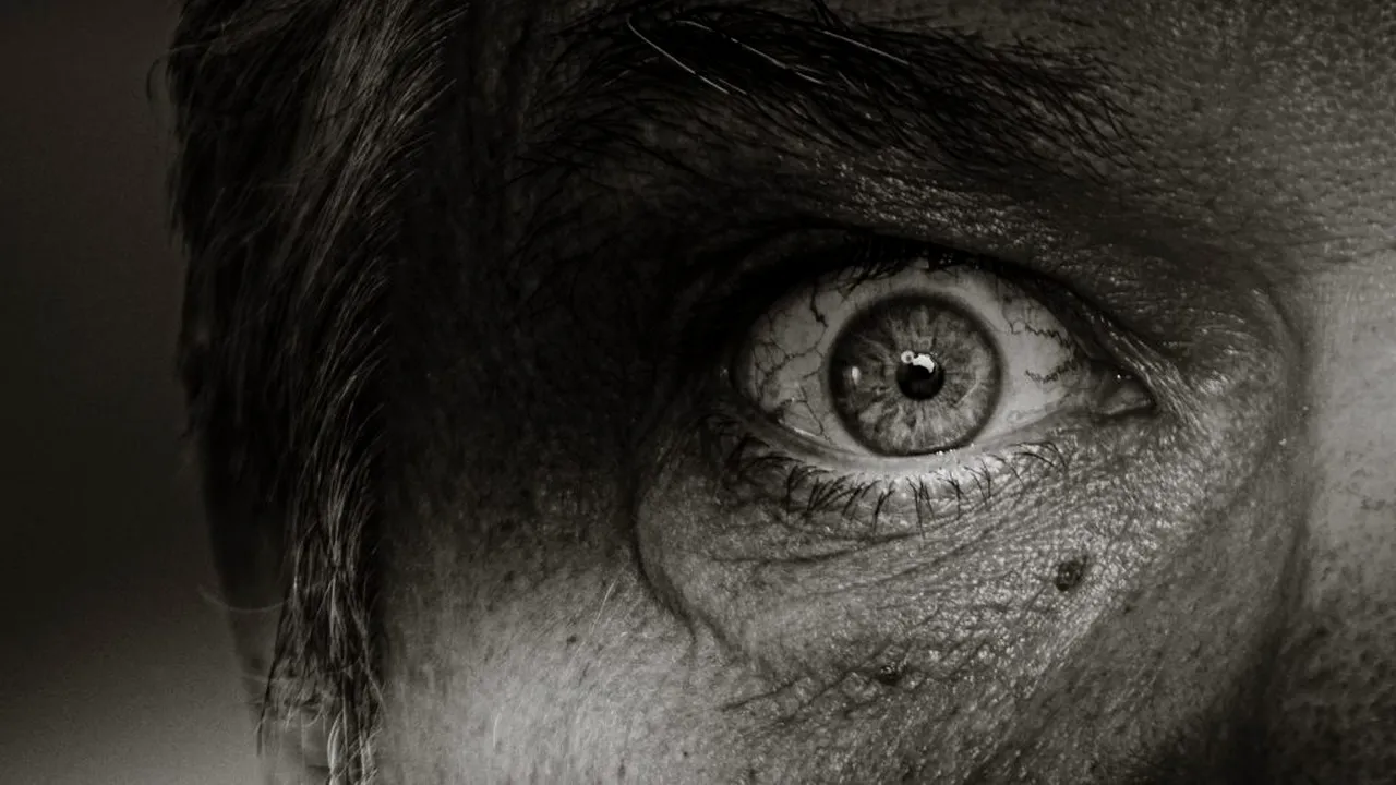 ȘOCANT. Femeie șantajată la 4 dimineață, cu bilete pe ușă: „Te aştept jos să...  că eşti bună. Dacă nu vii ori îi spun la soţul tău sau laşi 2.000 în cutia de poştă” / Bărbatul, condamnat la închisoare cu suspendare