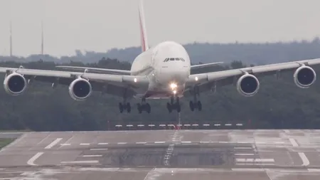 Aterizare spectaculoasă făcută de cel mai mare avion de pasageri din lume la Dusseldorf