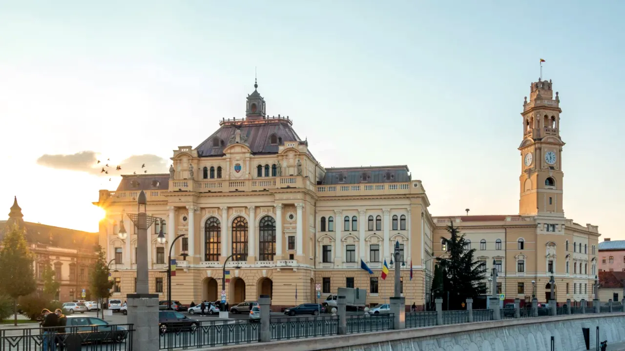 Nu te miști, rămâi pe întuneric. Modul bizar în care angajații Primăriei Oradea trebuie să țină lumina aprinsă la birou