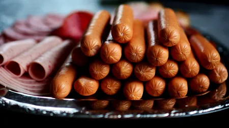 Specialiștii avertizează: Unii crenvurști de porc conțin puțină carne de porc și multe E-uri