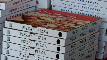 Cantitate mare de droguri, descoperită ascunsă în mai multe cutii de pizza. Ce valoare are captura