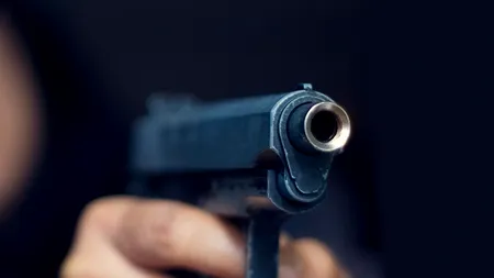 Polițiștii din Maramureș au deschis focul pentru a prinde un tânăr care a fugit cu mașina mamei lui 