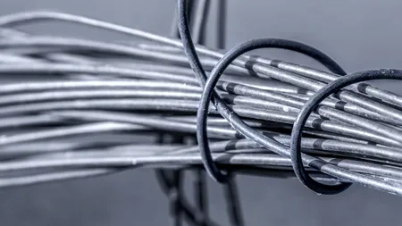 Un bărbat care și-a bătut nepotul cu un cablu metalic a fost reținut