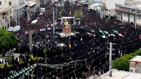 Zeci de mii de oameni, la funeraliile celor 165 de persoane ucise în atacul de la școala de fete din sudul Iranului. „Moarte Americii, Moarte Israelului, Nu ne predăm”, strigă mulțimea furioasă