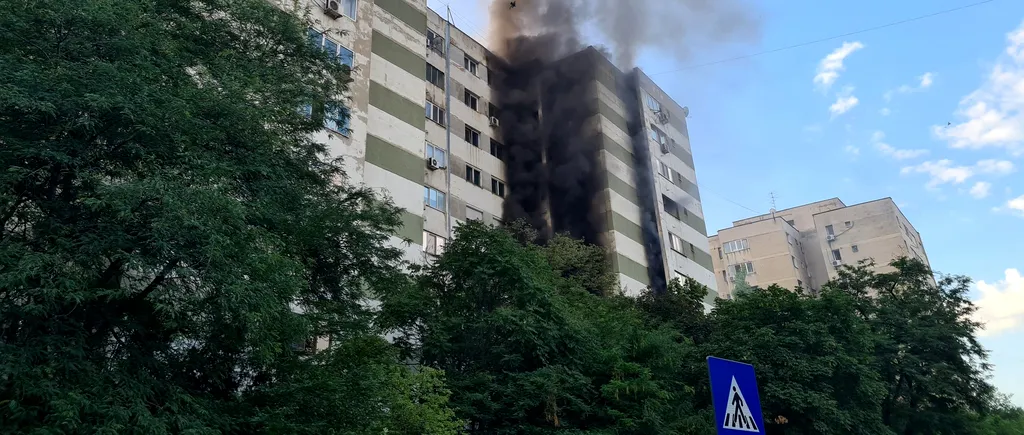 INCENDIU în Sectorul 5 din București. Terasa unui bloc din cartierul Rahova a luat foc