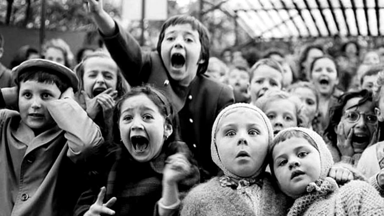 Zece dintre cele mai puternice fotografii din secolul XX. La ce se uită acești copii