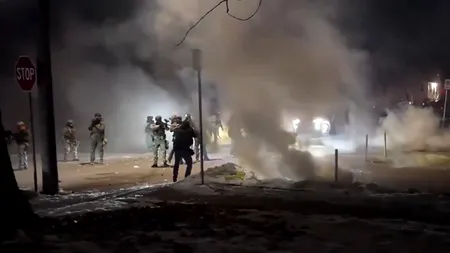 Revoltă în Minneapolis după ce un ofițer federal a împușcat un tânăr venezuelean în picior. Proteste masive anti ICE în orașul american