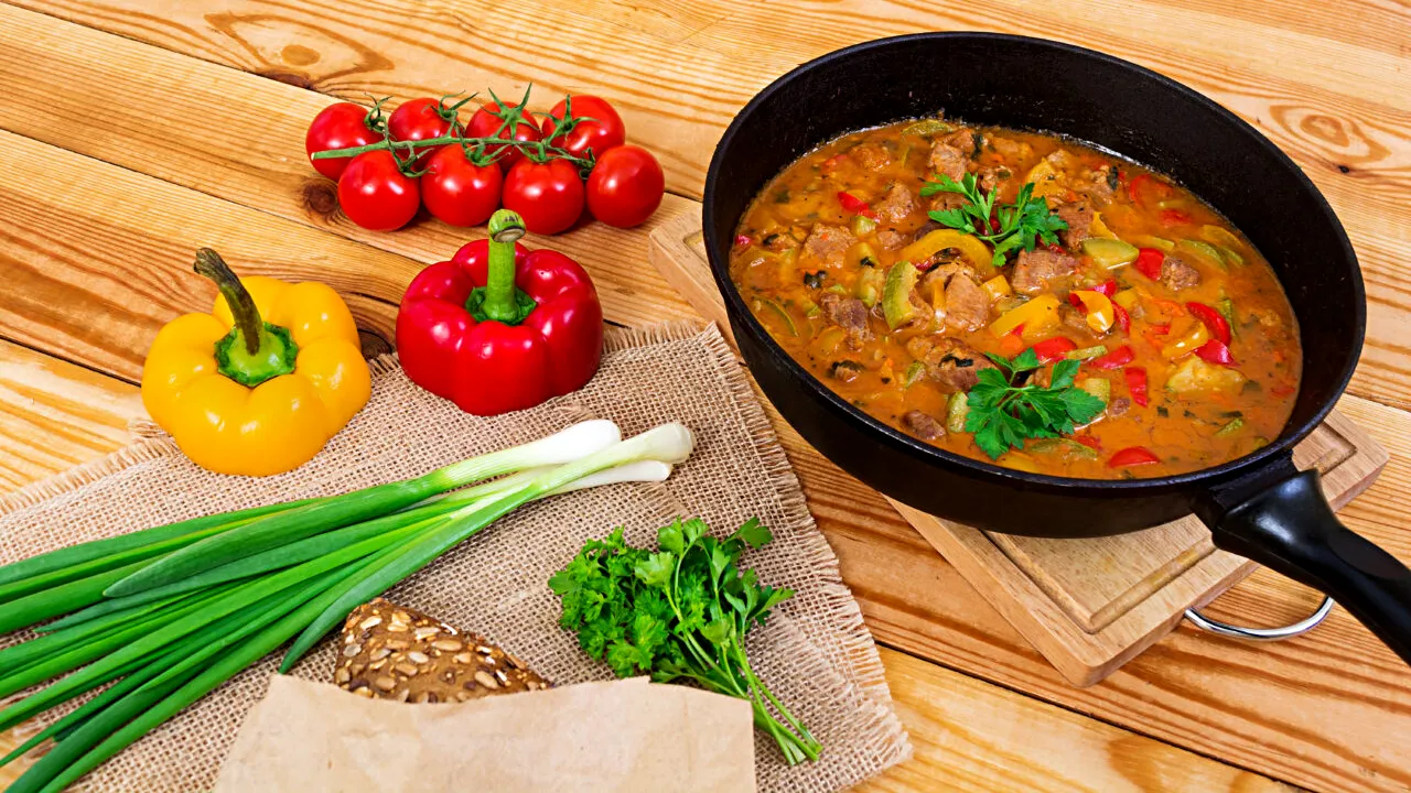 Rețeta de tocană mănăstirească pe care s-o pregătești de Bobotează. Este gata în 50 de minute