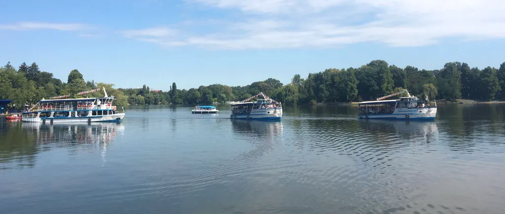 Criză de marinari pe Lacul Herăstrău: Plimb 7.000 de oameni pe zi cu un vaporaș