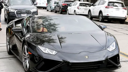 Actrița Vanessa Hudgens, surprinsă în timp ce se plimba într-un Lamborghini decapotabil. Cât costă mașina