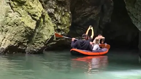 Imagini RARE au fost surprinse într-una dintre cele mai mari peșteri din România, care poate fi explorată doar cu barca