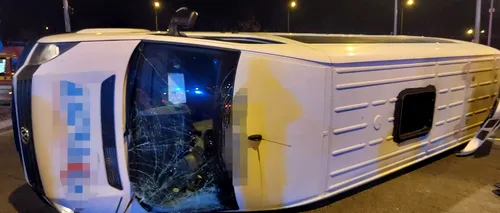 FOTO-VIDEO: Grav accident de circulație în Pitești. Patru persoane au fost RĂNITE, după ce un microbuz de transport călători s-a ciocnit de o mașină