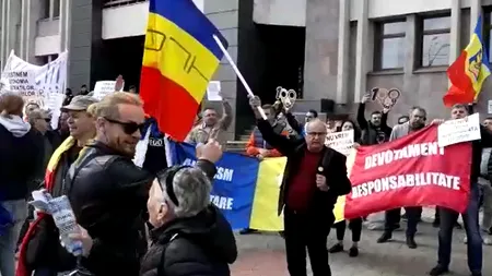 Susținători ai PSD, huiduiți de protestatari: „Dă-le de știre penalilor că nu au ce căuta în Galați