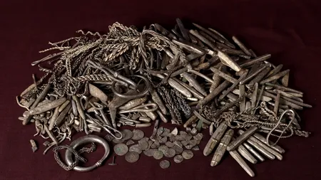 Aproape 20 de kg de argint vechi de o mie de ani, descoperite de un bărbat în curtea proprie. Unde se află cel mai mare tezaur monetar viking
