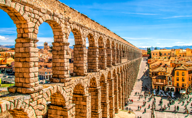 Pentru a rezolva problema cu distribuția apei în verile secetoase, romanii au construit apeducte pe distanțe mari. Shutterstock 