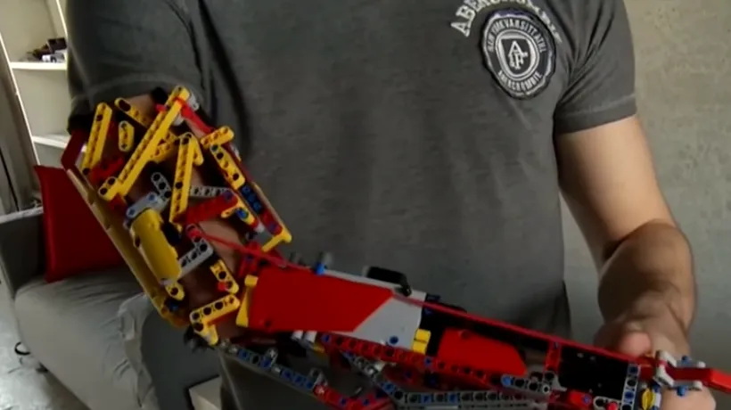 BRAȚUL din piese de LEGO. Un tânăr și-a construit propria PROTEZĂ robotizată, cu ajutorul jocului său preferat