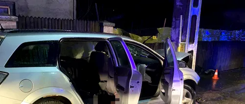 Un șofer care ar fi consumat droguri s-a izbit cu mașina de un stâlp în Dâmbovița. Pasagerii au fost răniți