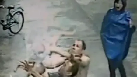 Un bebeluș căzut de la etaj, salvat în ultima clipă de un vecin