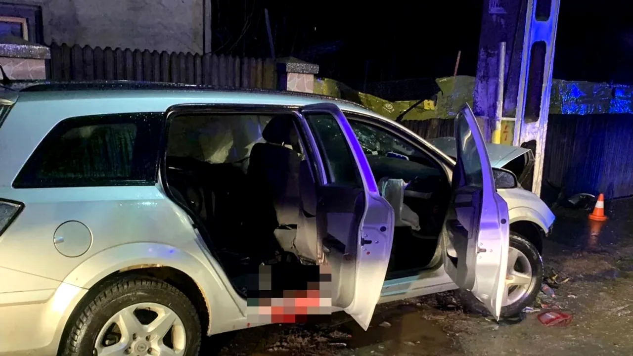Un șofer care ar fi consumat droguri s-a izbit cu mașina de un stâlp în Dâmbovița. Pasagerii au fost răniți