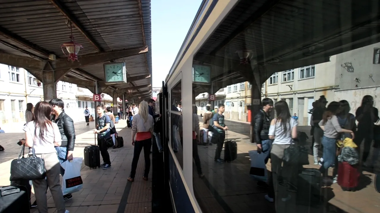 Trenurile au întârzieri în medie de 20 de minute, din cauza restricțiilor impuse de caniculă