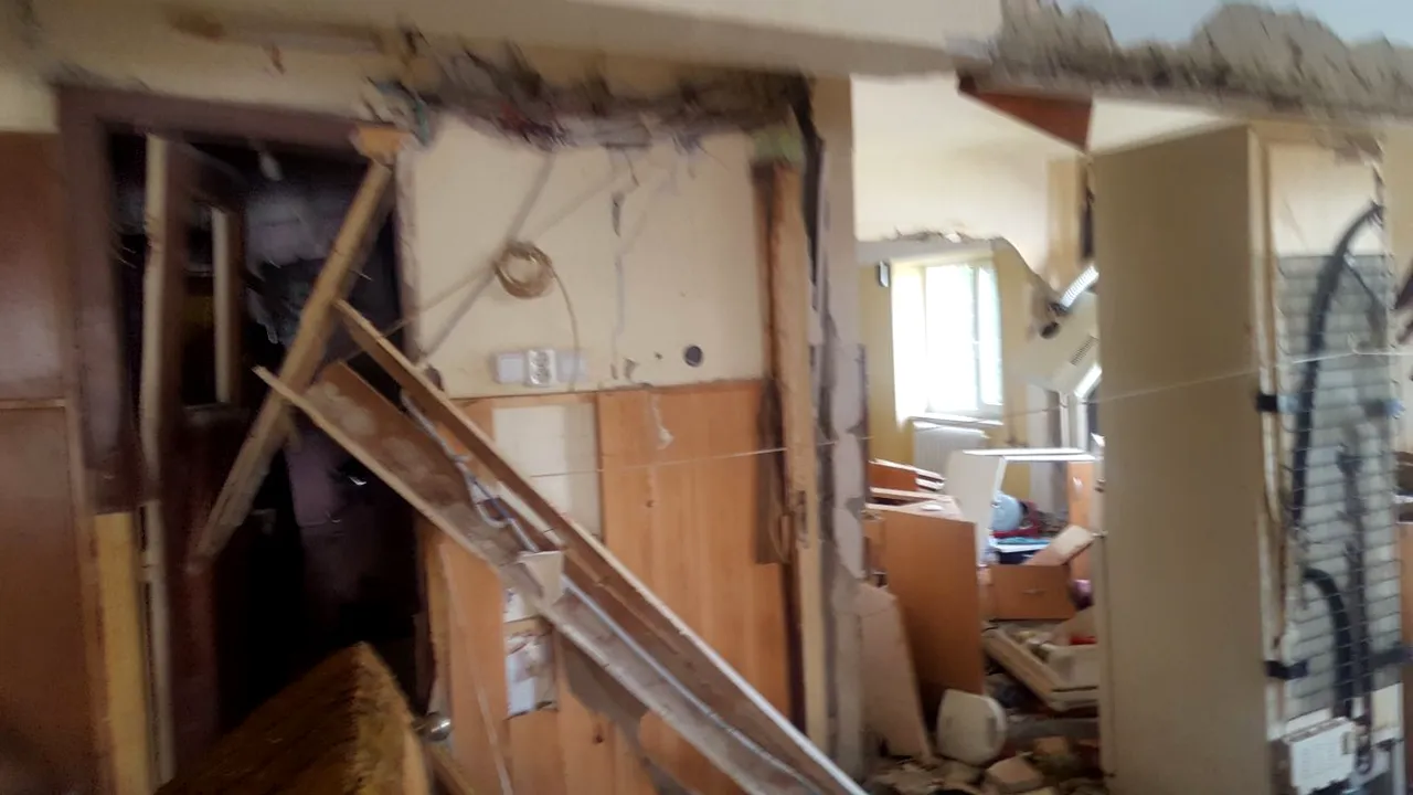 Explozie într-un bloc din Lugoj. Un bărbat a fost grav rănit