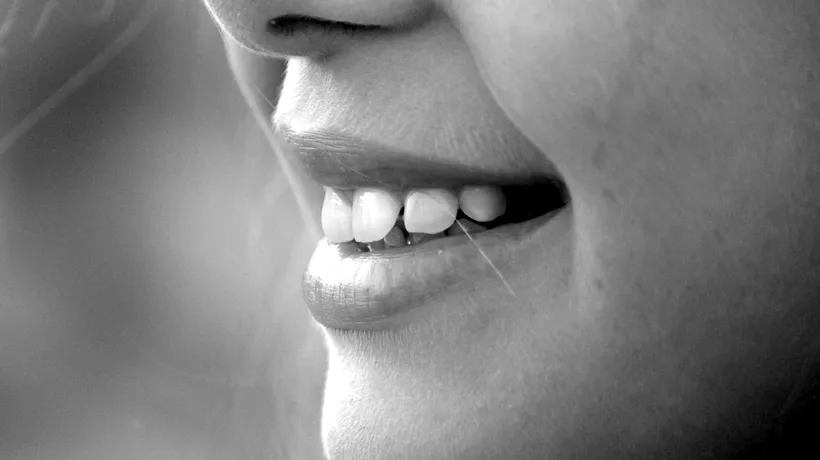 Ce alimente ajută la ALBIREA dinților/Medicii stomatologi insistă să facem asta cu regularitate