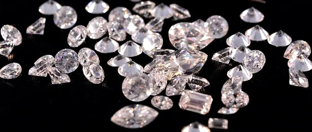 Furt sofisticat de bijuterii. O româncă a furat diamante în valoare de peste 4 milioane de lire sterline şi le-a înlocuit cu pietricele de grădină