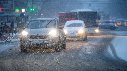 Ninge pe drumul spre Brașov. Avertisment pentru șoferi: Carosabil umed, risc de polei