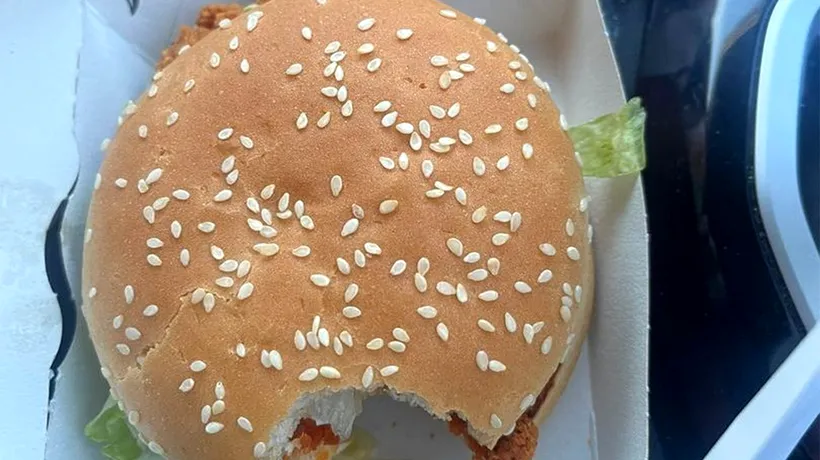 O clientă a primit un burger MUȘCAT de la McDonald's! Explicația angajaților: Cine mușcase, de fapt, din burger-ul femeii