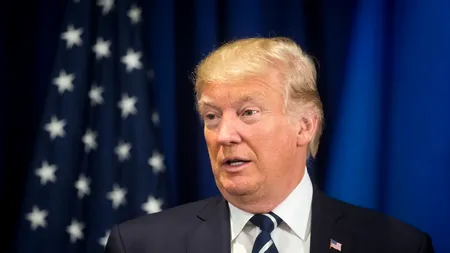 Ce făcea Trump în timpul intonării imnului național al SUA, la petrecerea de Super Bowl. Gestul președintelui, criticat dur - VIDEO