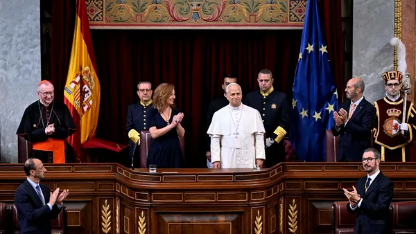 Papa Leon, discurs istoric în Parlamentul Spaniei: „Omenirea experimentează o criză spirituală profundă”