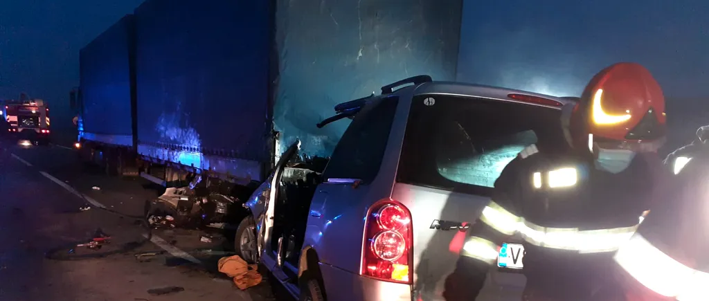 Accident înfiorător în județul Galați. Patru oameni au murit după ce mașina în care se aflau s-a izbit violent de un TIR oprit pe marginea drumului (FOTO)