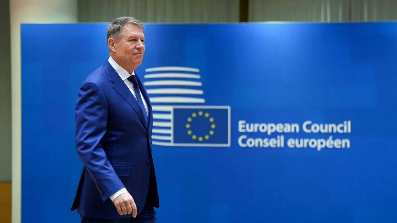 Klaus Iohannis intervine în controversa privind taxa de solidaritate a OMV Petrom: „Aruncarea vinei dintr-o curte politică în altă curte politică, pot să vă spun sigur că nu rezolvă problema”
