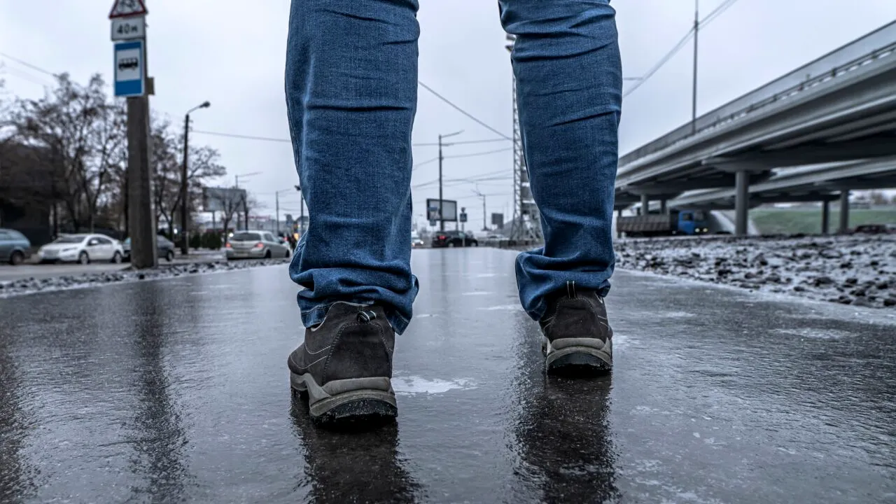 ANM: Avertizare de polei pentru mai multe județe. În București ar putea să ningă