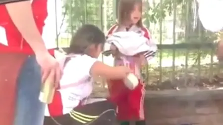 Femeia care a legat TORȚE de propriul COPIL a fost judecată. Ce PEDEAPSĂ a primit pentru că a încercat SĂ FENTEZE măsurile de securitate