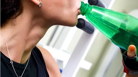 Producător de BĂUTURI ENERGIZANTE, acuzat că a provocat decesul unei tinere. Autopsia a identificat 