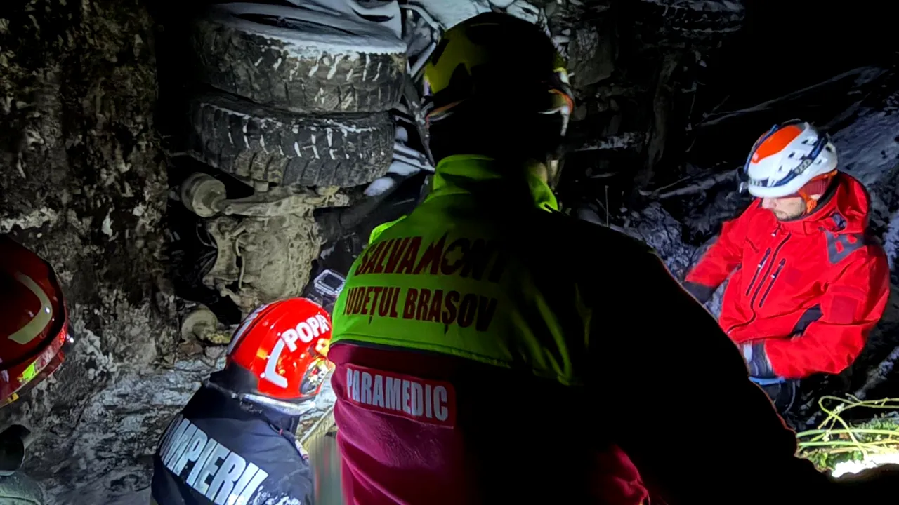 Tragedie pe Valea Arpașu Mare. Doi bărbați au murit după ce un camion cu lemne s-a prăbușit în râpă de 170 de metri