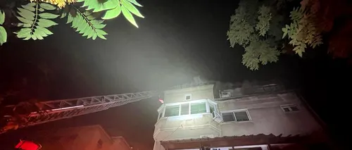 FOTO - VIDEO - Incendiu la ultimul etaj al unui bloc din Capitală / 25 de persoane au fost evacuate / 3 oameni au avut nevoie de îngrijiri medicale
