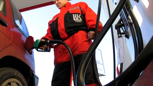 Ce salarii câștigă românii angajați la benzinării