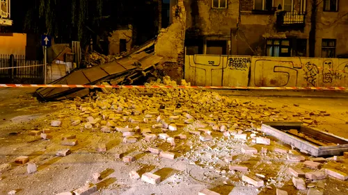 O clădire monument istoric s-a prăbușit în centrul Capitalei! Mai multe persoane au fost evacuate