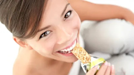 Pericolul din batoanele de slăbit. Ce spun medicii despre această metodă de scădere în greutate