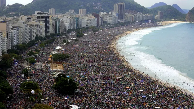 FOTOGRAFIA ZILEI: Papa Francisc în Brazilia. 3 milioane de oameni l-au întâmpinat pe plaja Copacabana