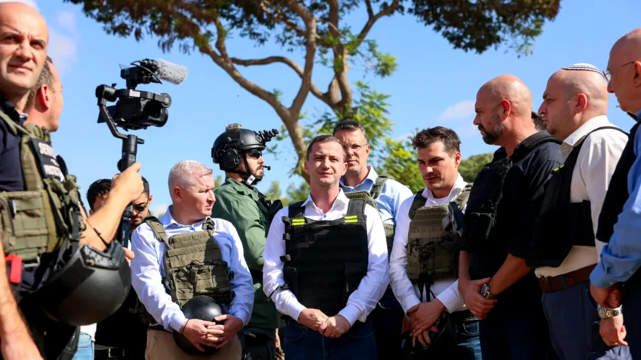 Delegație a Camerei Deputaților, vizită într-un kibuț atacat de Hamas. Florin Roman: „Ferocitatea teroriștilor a transformat tot în moarte și cenușă”