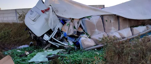 FOTO - VIDEO | Șoferul unui camion a murit după ce a pierdut controlul asupra volanului și a pătruns pe contrasens pe autostradă / Alte două mașini au fost avariate