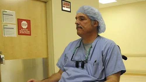 VIDEO. Povestea chirurgului care operează, deși este paralizat