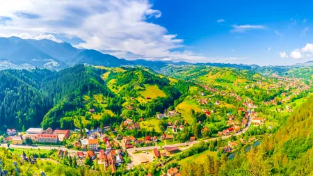 O comună din Bucovina a fost inclusă în topul unui faimos site de călătorii. Străinii sunt fascinați de culorile ei

