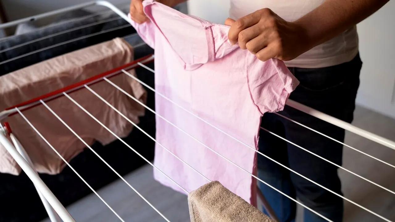 Trucul minune prin care usuci hainele în doar 5 minute, fără uscător sau calorifer
