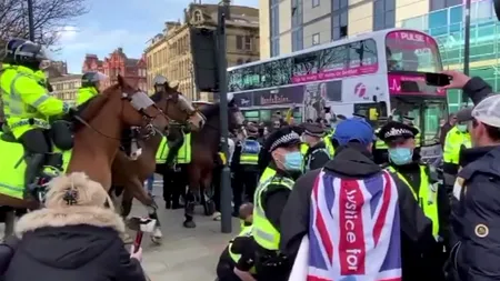 Protest anti-restricţii cu aproximativ 400 de persoane, în Marea Britanie. Un grup de protestatari a încercat să atace un centru de vaccinare
