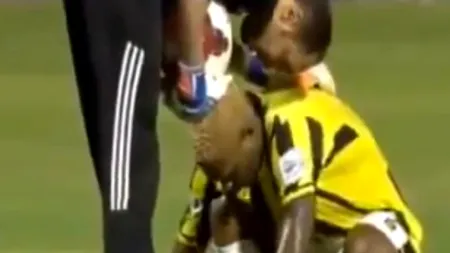 Fairplay. Un jucător de fotbal îi leagă șireturile unui adversar. VIDEO