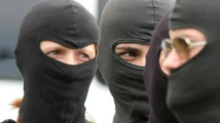 Peste 20 de persoane, audiate la București într-un caz de evaziune cu haine vândute pe internet, cu prejudiciu de 1 milion de euro. Ce site-uri sunt implicate